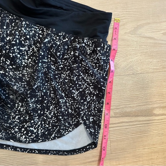 Lululemon *Rare* Find Your Pace Short 3" *Lined
Crinkle Dust Reflective size 10 - Picture 5 of 9